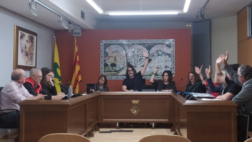 Aprovació de la modificació de les ordenances amb 8 vots a favor i 4 en contra