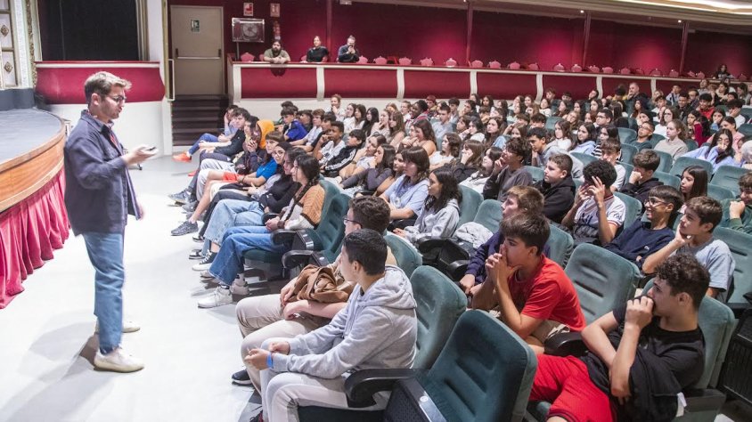 La xerrada ha reunit més de 300 joves al Teatre Ateneu
