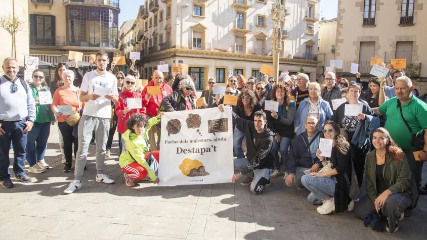 Fotografia de grup amb el lema de la campanya i els malestars dels participants
