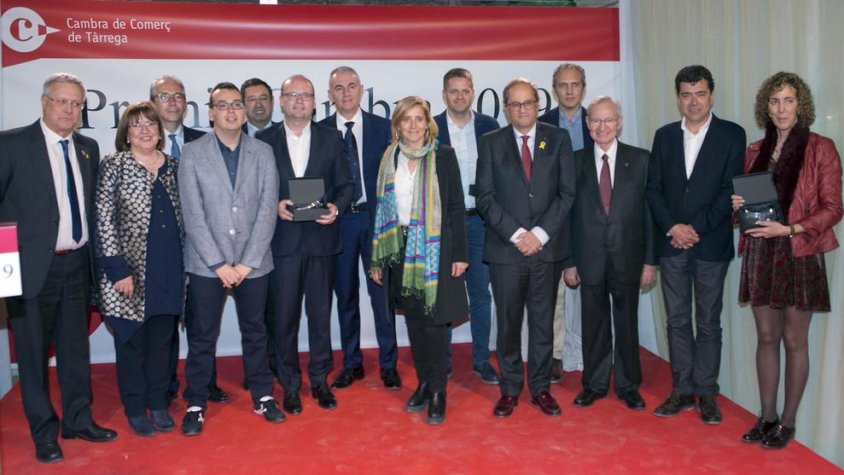 Imatge del president Torra amb els premiats a la novena edició dels Premis Cambra