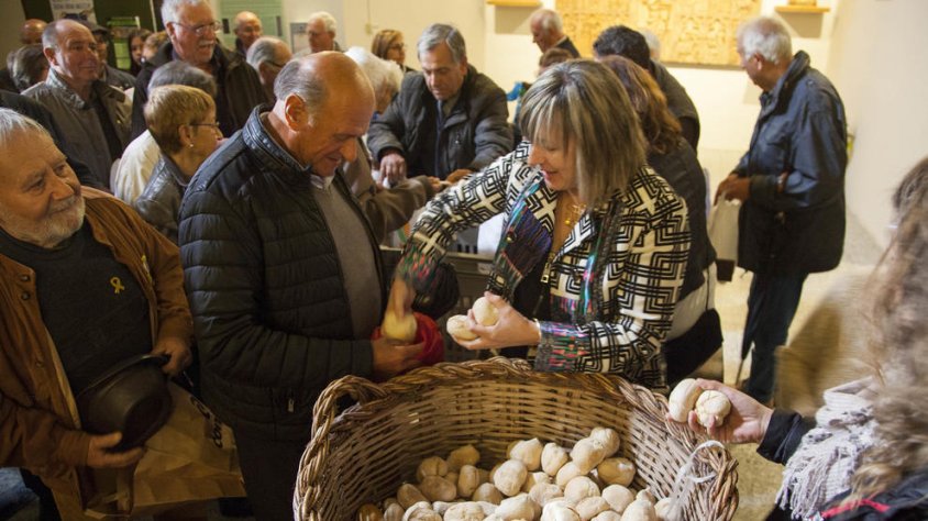 Centenars de persones van rebre els panets beneïts de la Santa Creu ahir a Anglesola