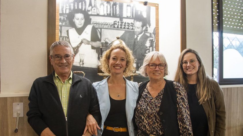 Diana Ruera, quarta generació de Cal Marina, amb els seus pares i la seva germana