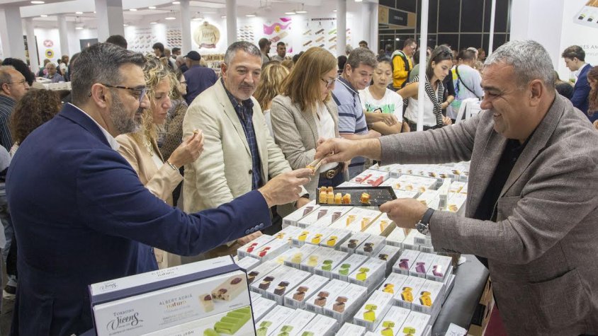 El conseller Sàmper saludant a Àngel Velasco de Torrons Vicens