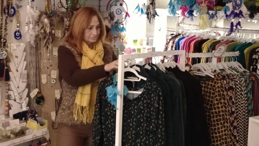 Una participant del programa 30 Plus treballant a l’empresa que l’han contractada, Artfang