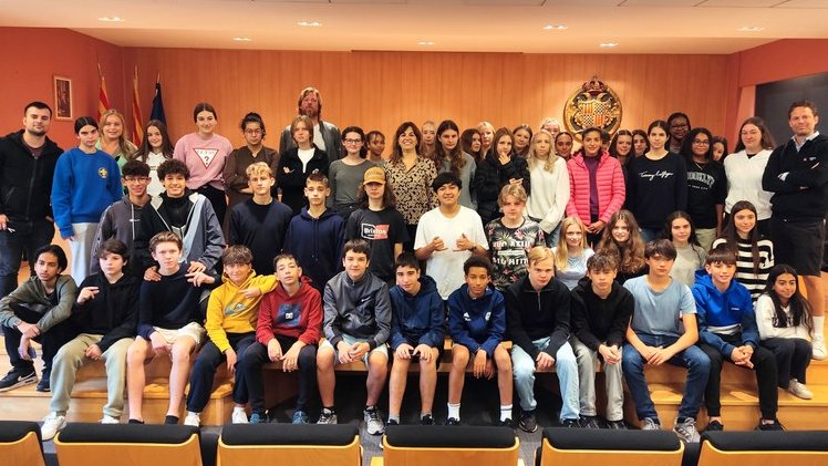 L'alcaldessa amb l'alumnat del centre educatiu de Nacka i l'Escola Pia de Tàrrega