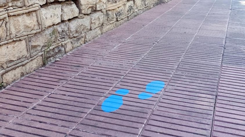 Petjades de la ruta pintades a la plaça del Carme