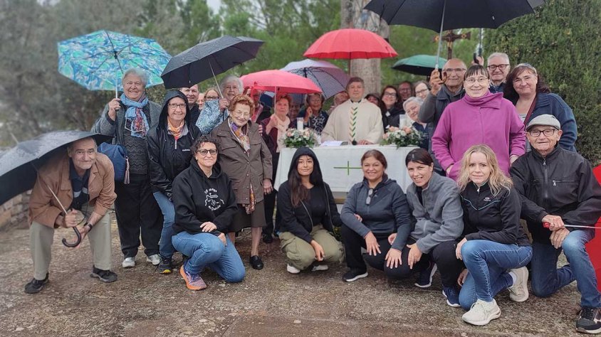 Foto de família del 40è Aplec als Molàs mentre queia la pluja