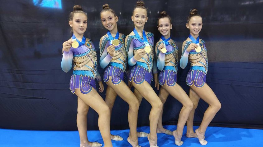 Les infantils de nivell V mostrant les medalles