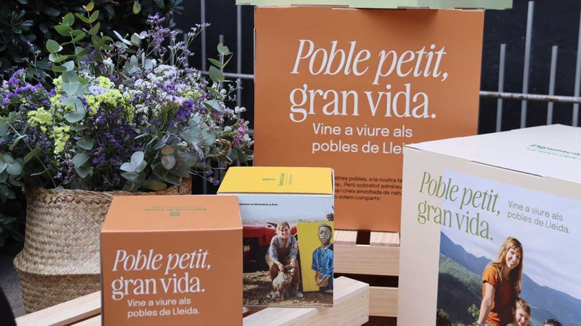 Elements publicitaris de la campanya 'Poble petit, gran vida'