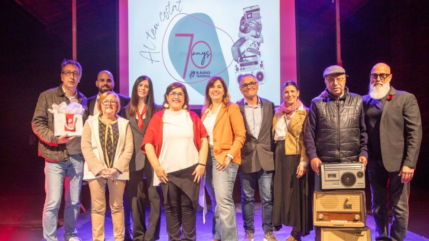 Foto de grup de l'equip de Ràdio Tàrrega, els homenatjats i l'alcaldessa