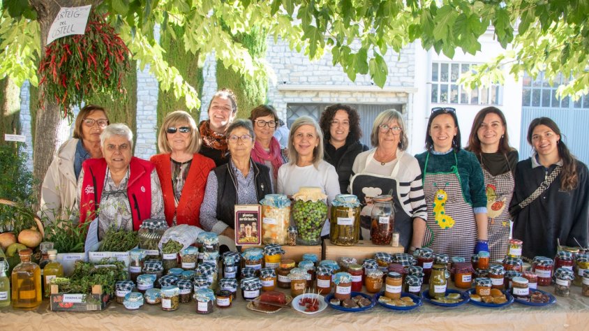 Gran i variada exposició de conserves, herbes medicinals i melmelades