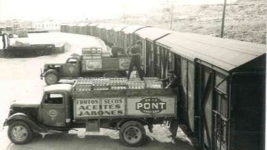 Carregant les primeres exportacions d'Indústries Pont a l'estació targarina