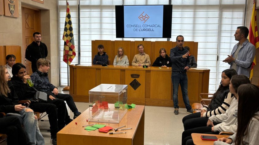 El president del Consell, José Luis Marín, donant instruccions als joves