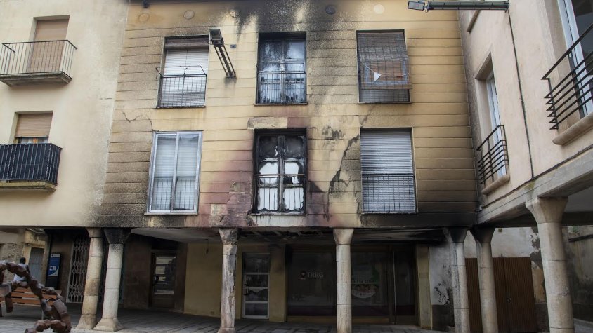 Estat de l'edifici de la plaça de Sant Antoni després de l'incendi intencionat del passat 1 d'octubre