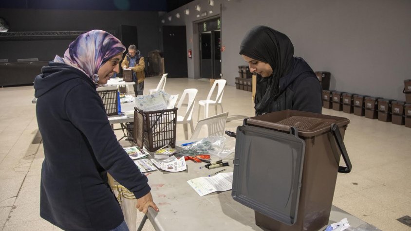 Dissabte a la tarda hi va haver poques persones recollint el kit a l’Espai MerCAT