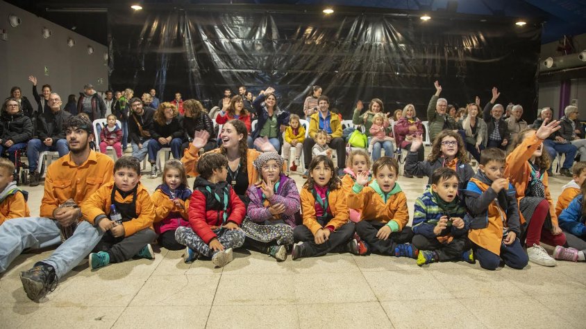 La festa del Correllengua, prevista a l’aire lliure, es va traslladar finalment a l’Espai MerCAT per la pluja