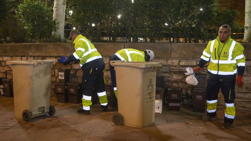 Els operaris d'Urgell Net recullen les primeres restes d'orgànica dels cubells individuals al Pati