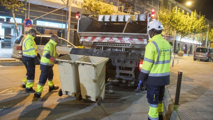 La recollida amb el nou sistema de reciclatge va començar ahir a la nit