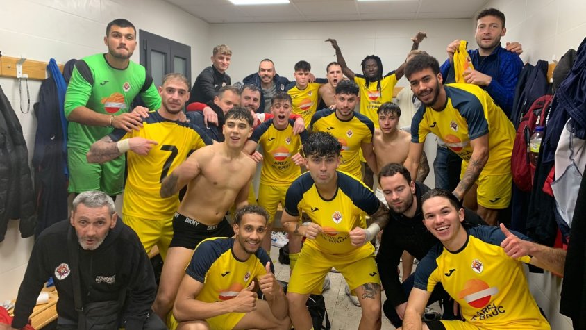 L'equip celebrant la victòria a Agramunt