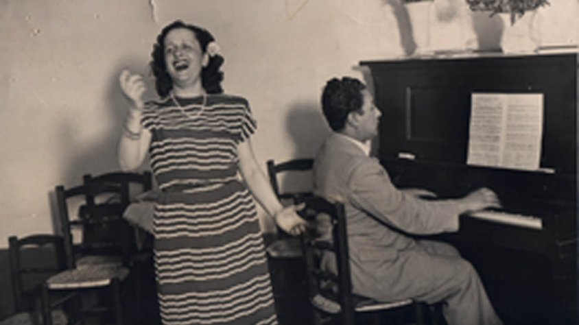 Francisca Cucurull cantant a un local de Buenos Aires