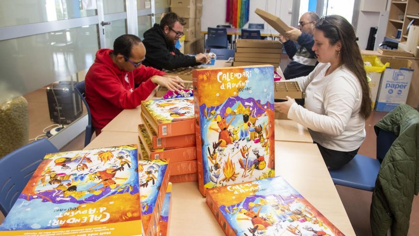 Preparatius del calendari amb usuaris de l'Associació Alba