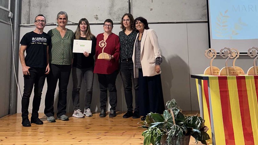 Una representació de la comissió pati de l'AFA i part de l'equip directiu del centre va recollir el guardó