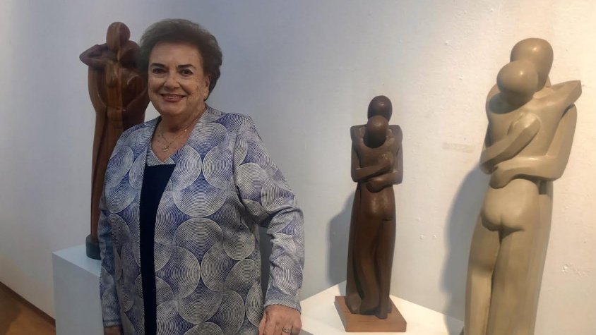 L'autora de l'exposició amb algunes obres