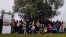 Més d'un centenar de persones passegen entre oliveres a l'Urgell 