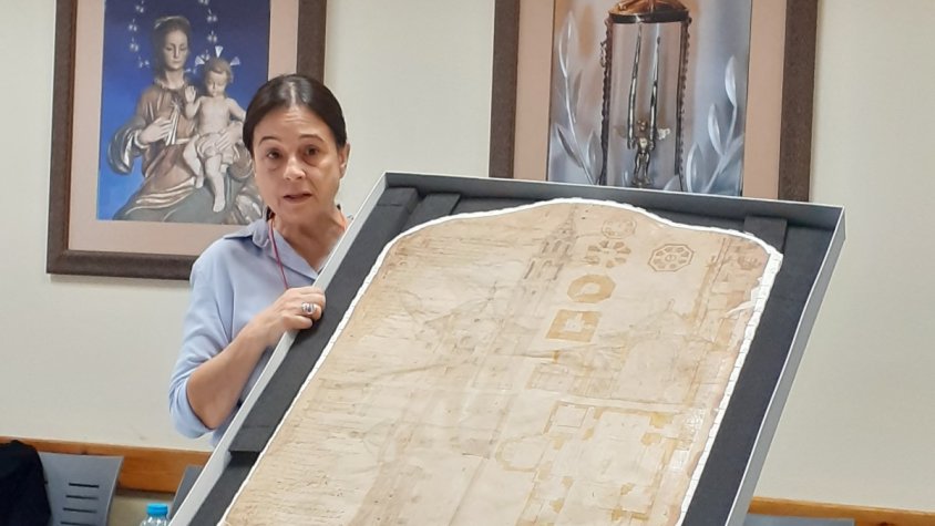 Carme Narváez explicant la traça de Santa Maria de l'Alba