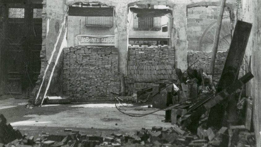 Interior de la Casa Segarra, seu de la Banca Segarra al carrer del Carme, destruïda per un incendi provocat, la nit del 14 al 15 de gener de 1939, prèvia a l'ocupació de la ciutat per les tropes franquistes