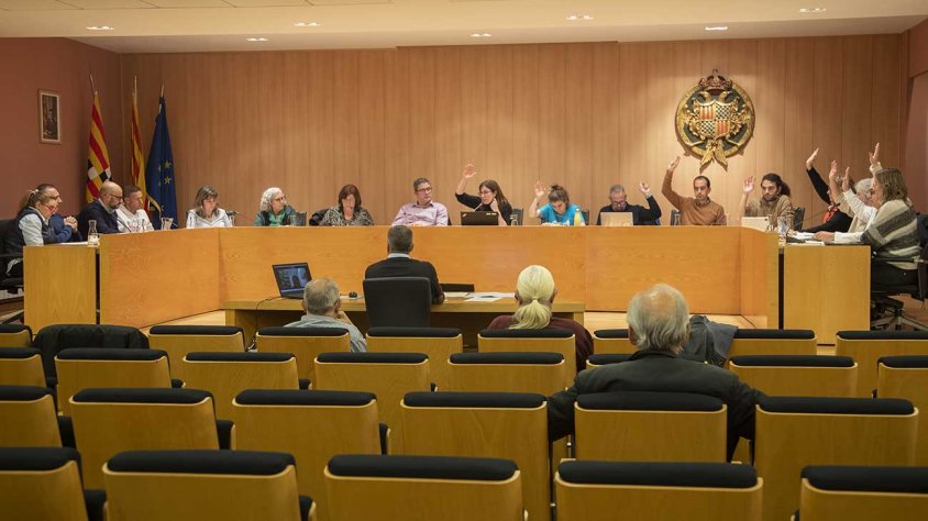 L'equip de govern al complet votant a favor