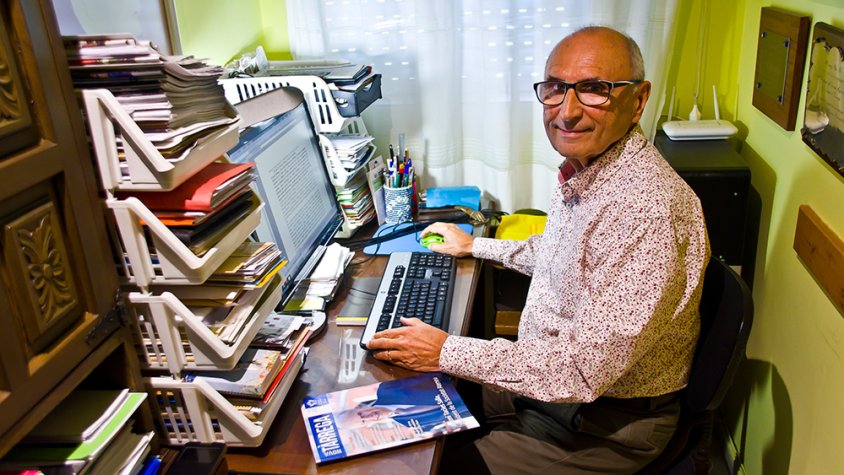 Josep Castellà al seu racó de treball de casa seva