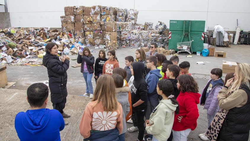 Alumnat de 5è de Primària de l'escola Maria-Mercè Marçal ha visitat la deixalleria aquest matí