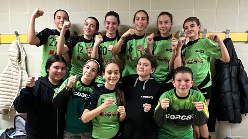 Un dels equips celebrant la victòria