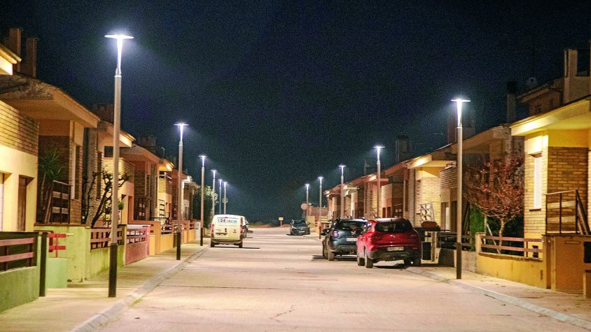 En alguns carrers ja es poden veure les noves lluminàries, com és el cas d’Urgell i Coral Flors d’Urgell
