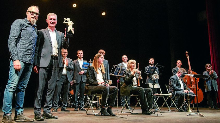 La Bellpuig Cobla recollint el guardó