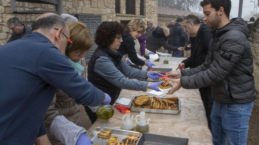 Repartiment de rostes amb arengada per esmorzar