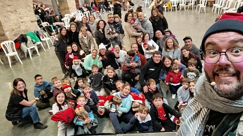 Selfie de Locigronet amb les famílies participants i els seus tions a l’Espai Molí del Talladell