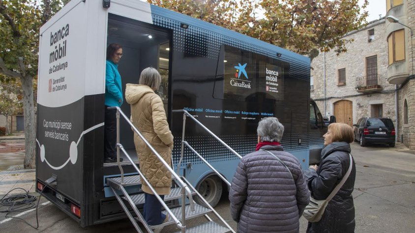 Veïnes de Ciutadilla fent cua per accedir al servei
