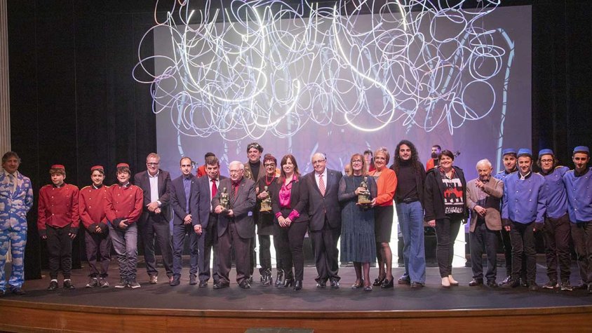 Foto de grup dels premiats, autoritats i organitzadors