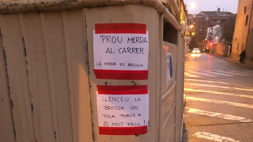 Cartells penjats per veïns reclamant civisme al carrer Indústria