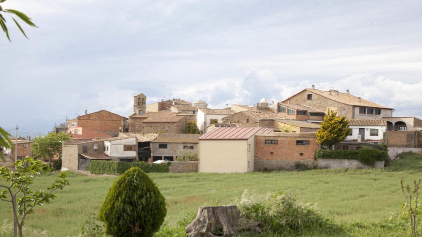 Vista general del poble d'Ossó de Sió, on preval la calma i es respira harmonia