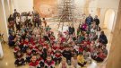 Escolars d'Agramunt obren el Nadal decorant l'arbre de l'Espai Guinovart