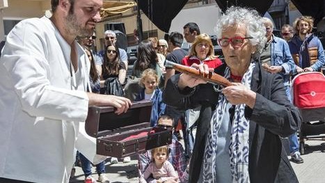 Roser Capdevila recollint el Pedrenyal d'Honor de mans de l'alcalde