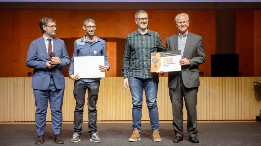 Membres de l'entitat recollint el guardó