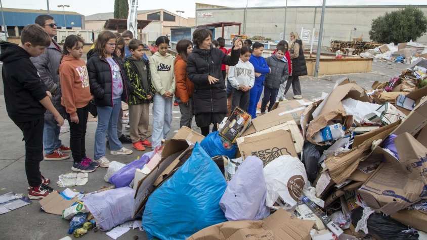 Una de les visites d'escolars a la deixalleria municipal i a la seu de Cartaes