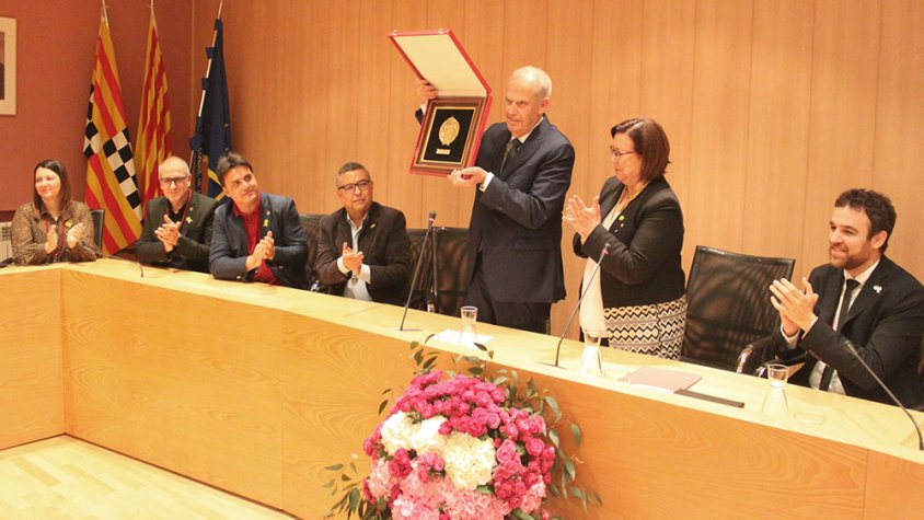 Antoni Tàcies mostrant l'escut de la ciutat que li va lliurar l'alcaldessa