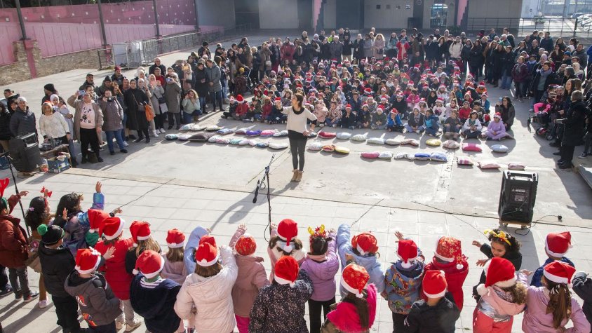 El col·legi Jacint Verdaguer ha ofert el seu repertori a la plaça de les Nacions Sense Estat