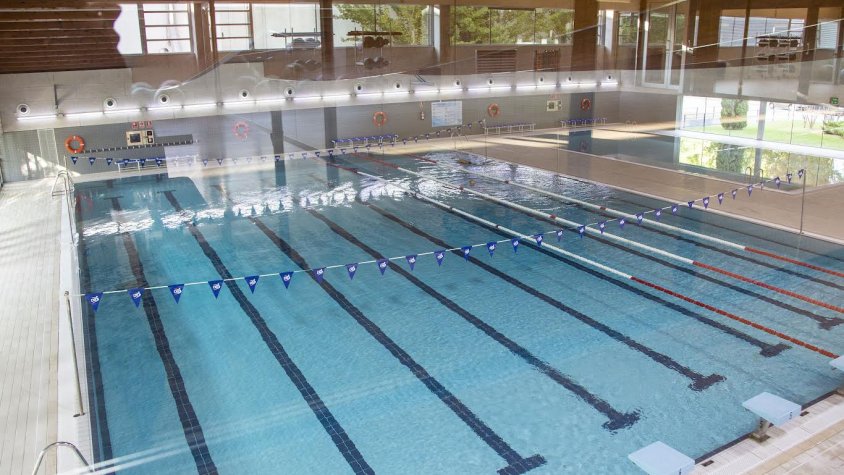 Una vista general de la piscina coberta municipal de Tàrrega
