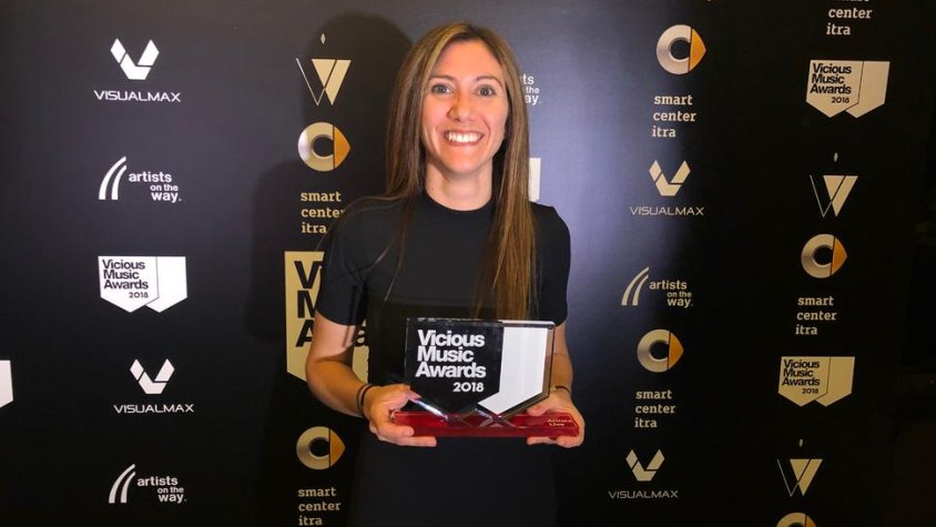 Alba Canas, posant amb el guardó després de la gala Vicious Music Awards celebrada a Madrid